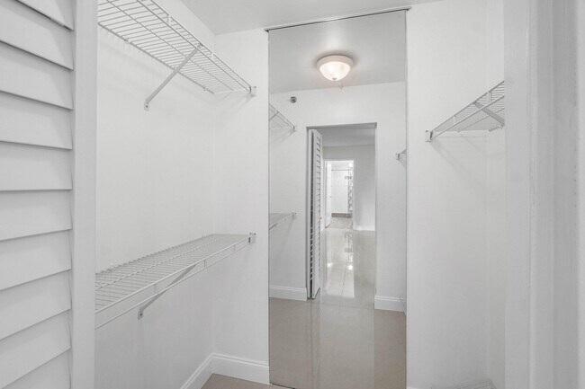 Building Photo - 7290 Kinghurst Dr