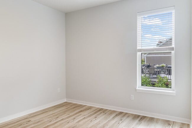 Building Photo - 993 Cascade Cir