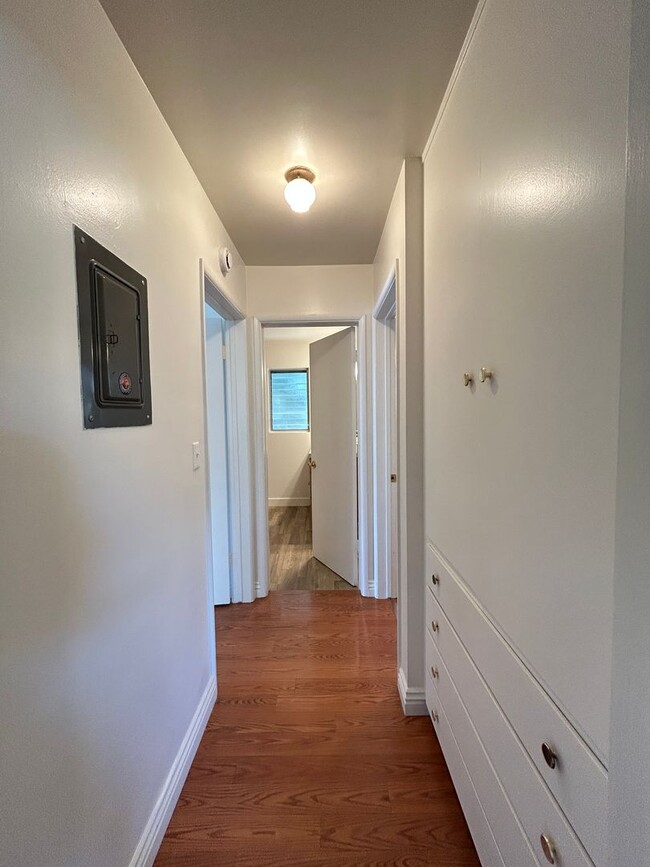 Building Photo - Adorable 2 Bed 1 Bath Duplex Unit in Orange Near Old Towne Orange