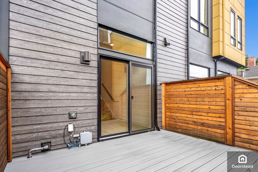 Building Photo - 3015 30th Ave W