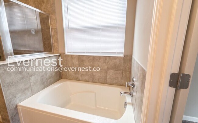 Building Photo - 3 Bed, 3 Bath Home with Garage / Available Now!