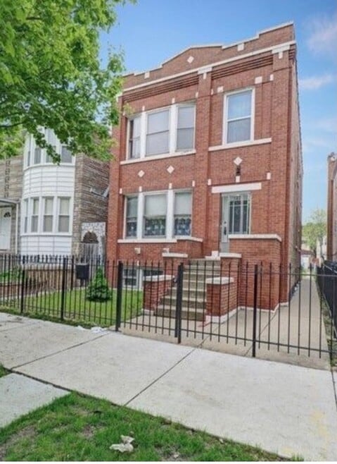 Building Photo - 5422 W Wrightwood Ave