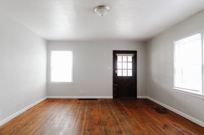 Building Photo - PRELEASING for AUGUST! Close to Campus: In...