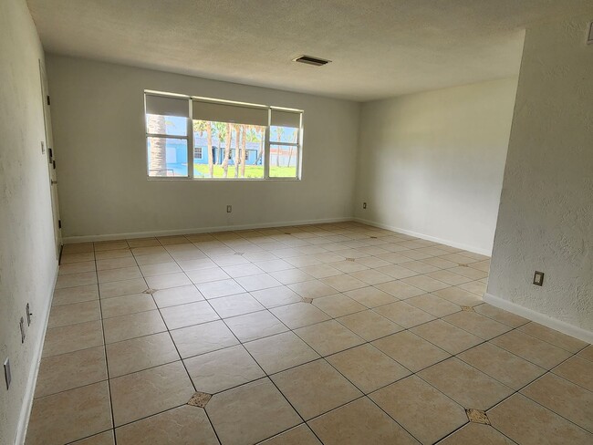 Building Photo - 346 Plaza Blvd