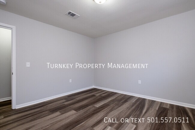 Building Photo - Renovated 3 bed 2 bath duplex! Half off 1s...