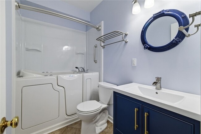 Building Photo - 709 Clyde St