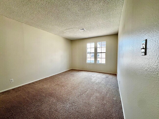 Building Photo - TWO BEDROOM TOWNHOME WITH VAULTED CEILING AND GRAND FRONT WINDOWS