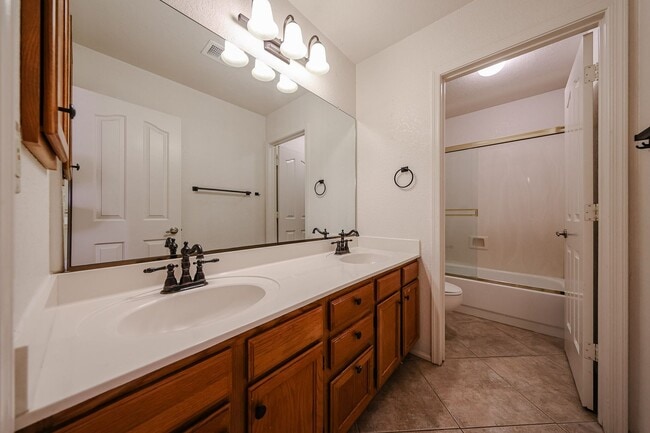 Building Photo - Welcome to this stunning 4-bedroom, 2-bath...