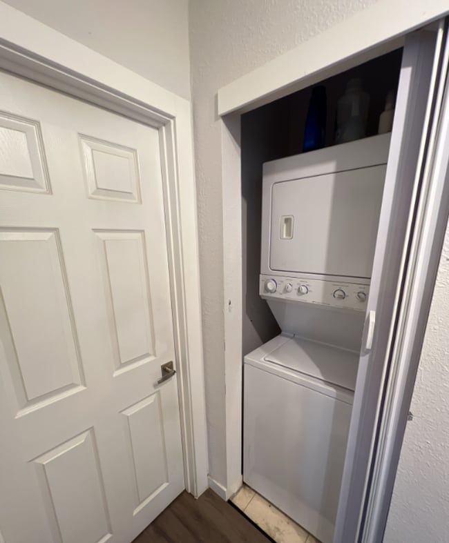 Building Photo - 2 Bedroom 1 Bathroom in South Broadway Hei...