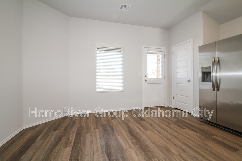 Building Photo - 3131 Valley Dr