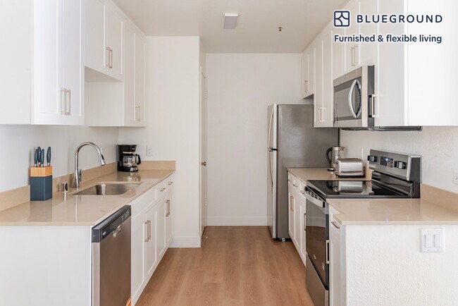 Building Photo - 1600 Villa St