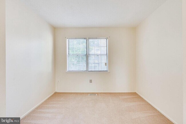 Building Photo - 2374 Hunters Square Ct