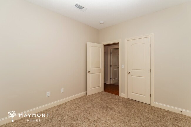 Building Photo - Cute 3 Bedroom Brick Home