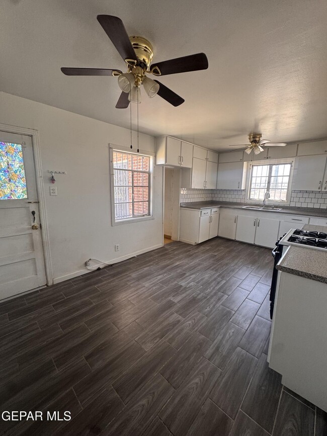 Building Photo - 1100 E River Ave