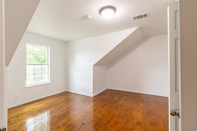 Building Photo - 633 Bradley St