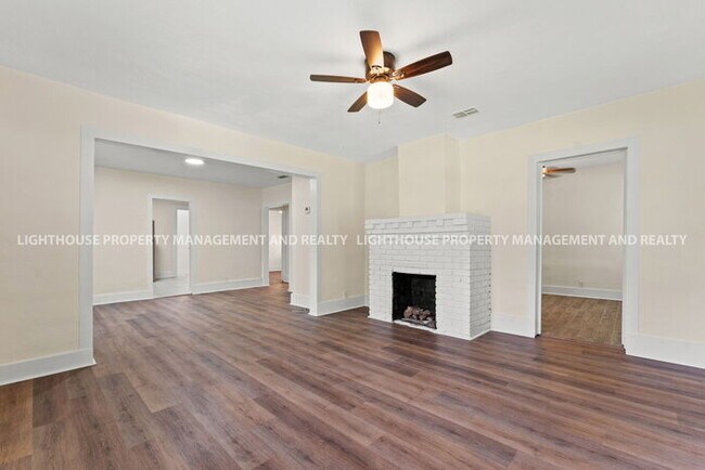 Building Photo - Charming 3x2 Bungalow
