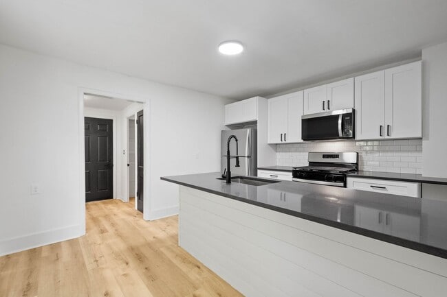 Building Photo - MOVE IN READY! FULLY RENOVATED 2-BEDROOM I...