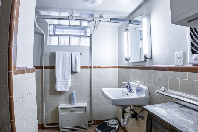 Building Photo - Your Fully Furnished 3 Bed 2 Bath Home Awaits Immediate Move-In!