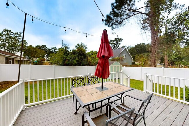 Building Photo - 1563 Elizabeth Rd