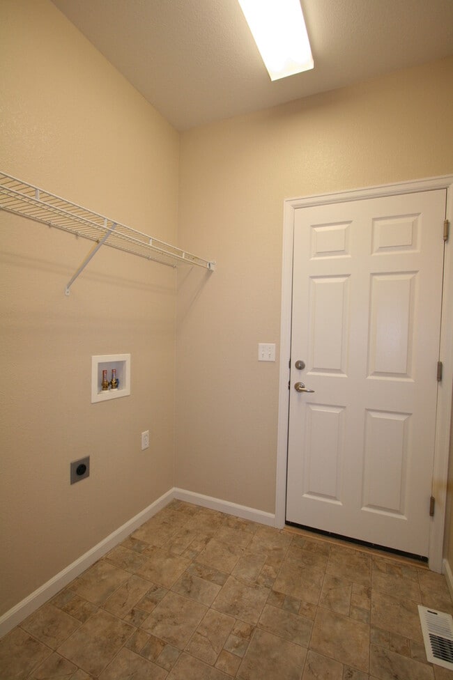 Building Photo - True one-level living home near trails and...