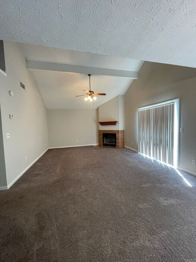 Building Photo - 3 Bedroom Home Available !