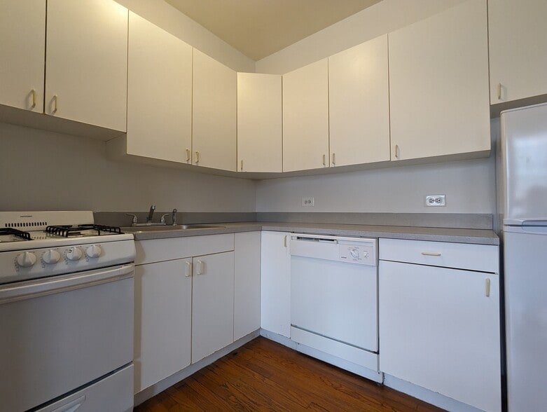 Building Photo - 812 W Waveland Ave