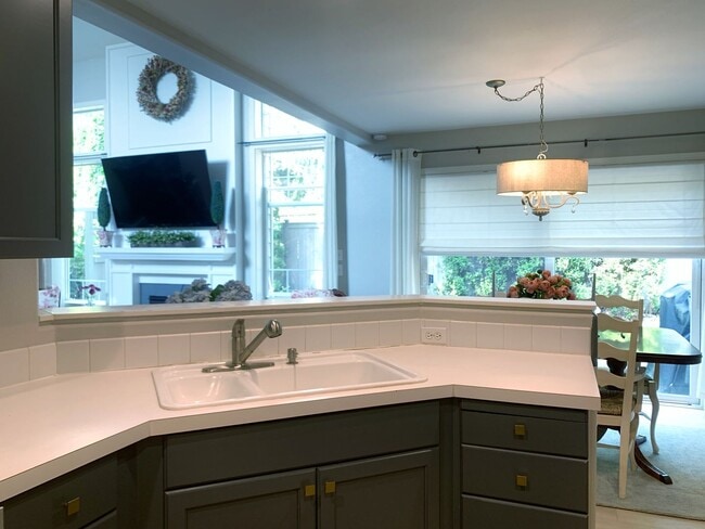 Building Photo - Remodeled and two master suites