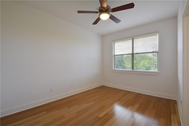 Building Photo - 13420 Lyndhurst St
