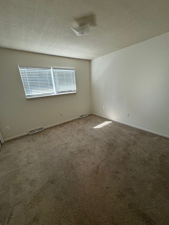 Building Photo - Two Bedroom Unit Available For Rent!