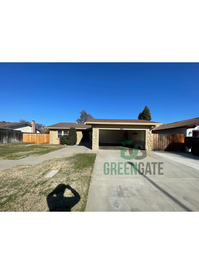 Building Photo - Charming 3 Bedroom 2 Bath Modesto home ava...