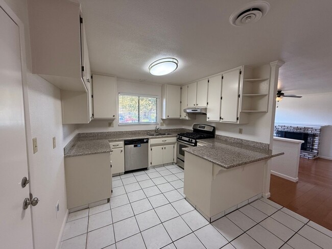 Building Photo - 4-bedroom single story in East Modesto!