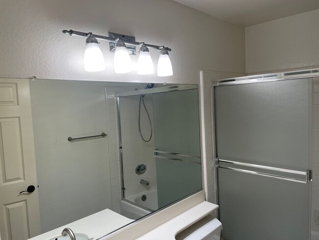 Building Photo - Beautiful 2 bedroom 2 bath town-home in Al...