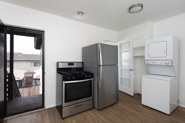 Building Photo - *OPEN HOUSE: 9/28 11:30AM-1PM* Upstairs 2B...