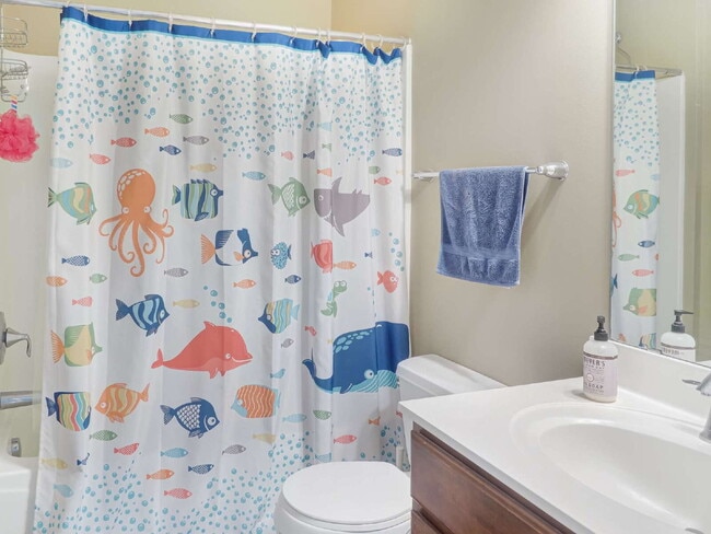 Building Photo - 3 Bedroom End Unit Townhome Available Sept...