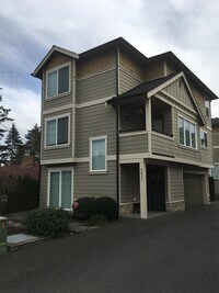 Building Photo - 9511 Holly Dr