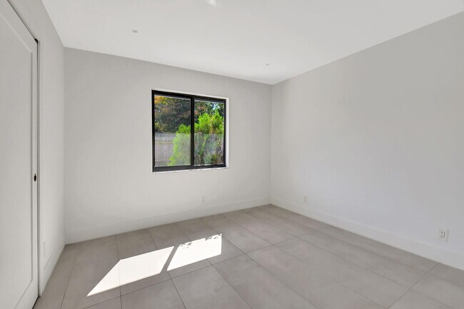 Building Photo - 2894 Florida Blvd