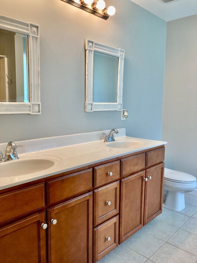 Building Photo - 5 Bedroom 3 Bath Hubert Home for Rent