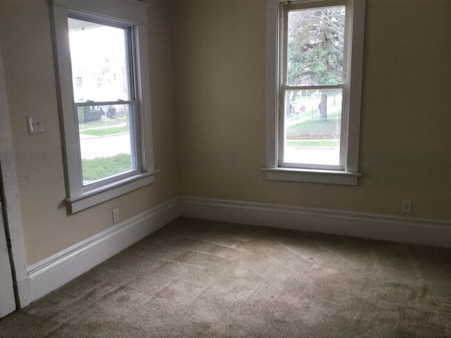 Building Photo - 4 Bedroom Single Family Home