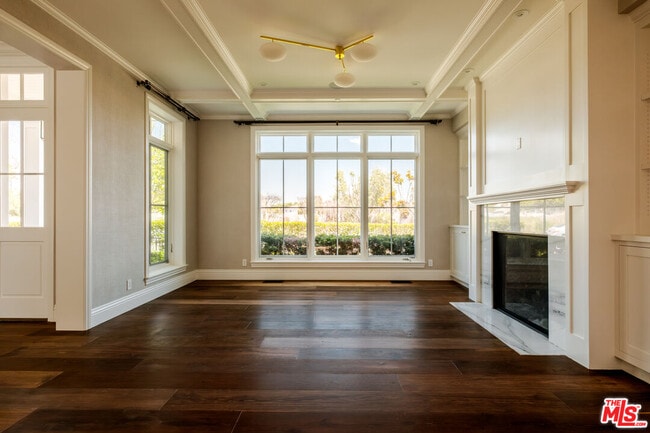 Building Photo - 557 Chapala Dr