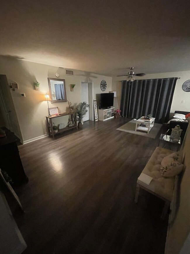Building Photo - 3 bedroom 2 bath condo at Tuscany Place in...