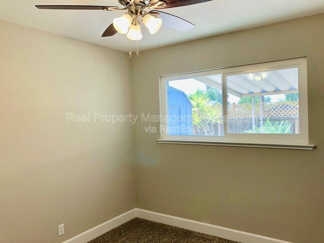 Building Photo - 3653 N Shirley Ave