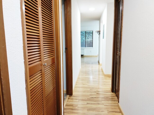 Building Photo - 2Bd/1Ba Seattle Condo