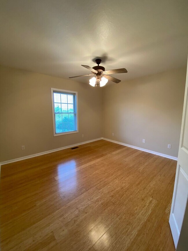 Building Photo - North AVL - Spacious 2/2 Apartment