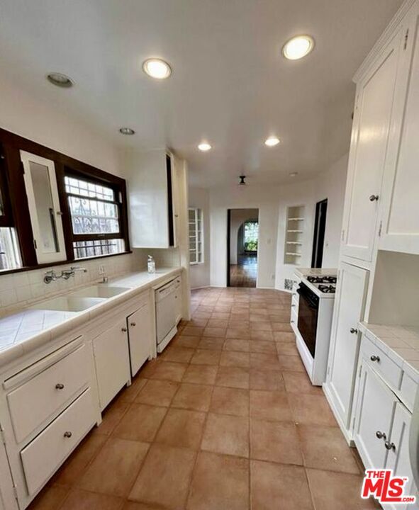 Building Photo - 459 N Orange Dr
