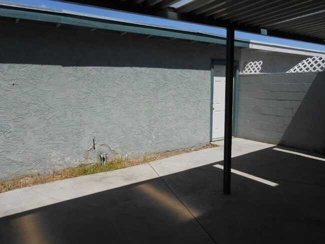 Building Photo - Spacious 2 story Townhouse with Community Pool