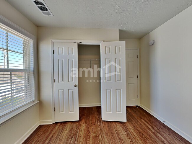 Building Photo - 2114 Debbie Ln