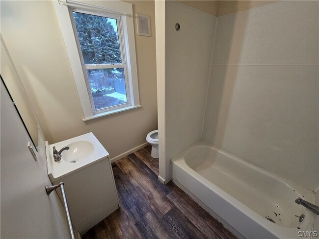 Building Photo - 804 E Division St