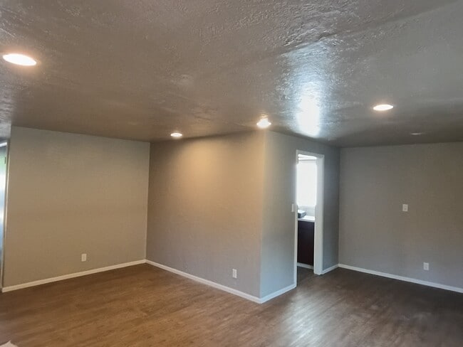 Building Photo - 180 Bushnell Ln