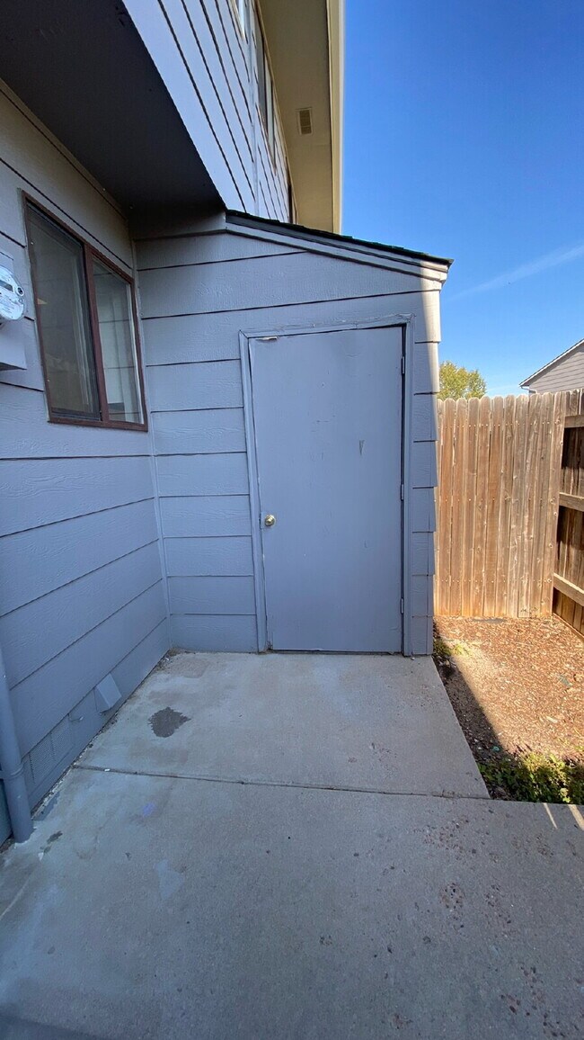 Building Photo - 2 bedroom townhome - Soaring Eagle