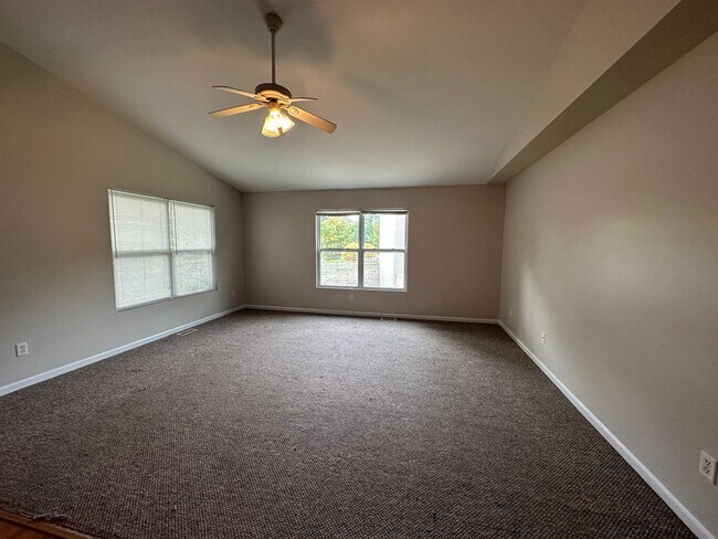 Building Photo - 3105 W Michigan - 6 Bed/3 Bath Townhouse Near WMU